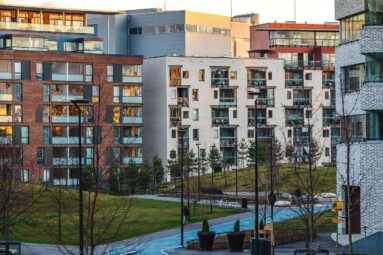 Taloyhtiöiden korjaushankkeita laitettu jäihin taloudellisista syistä ja osakkaiden haluttomuuden takia - piristymistä ei vielä näköpiirissä